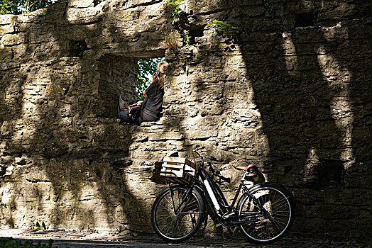 自行车,靠着,石墙