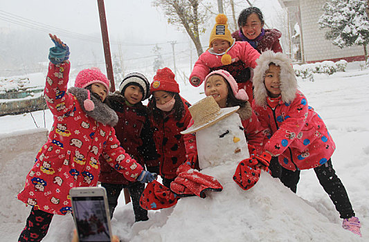 雪中的孩子真快乐