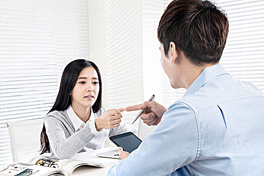 坐在桌子前學習的大學生情侶
