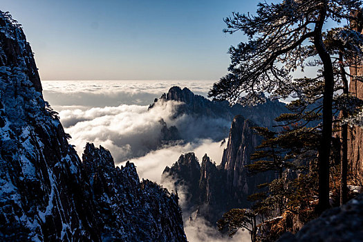 中国安徽黄山风景区,冬日雪后奇峰怪石林立,云雾飘渺宛若仙境