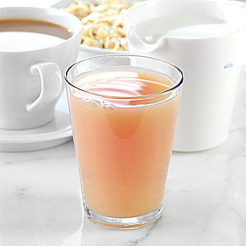 葡萄柚汁,茶,一杯牛奶
