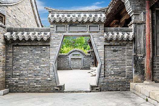 青州古城偶园内的园林门建筑