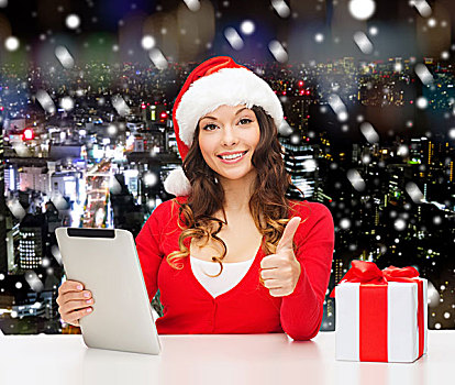 圣诞节,休假,科技,手势,人,概念,微笑,女人,圣诞老人,帽子,礼盒,平板电脑,电脑,展示,竖大拇指,上方,雪,夜晚,城市,背景