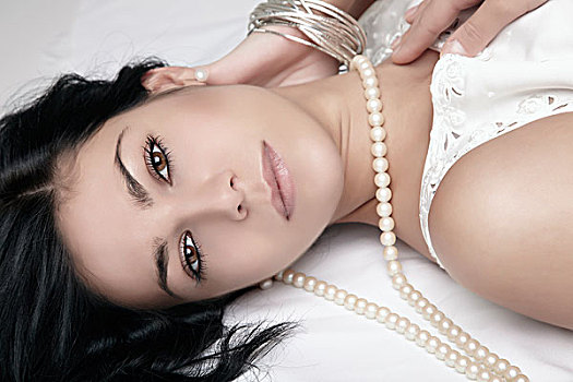 肖像,女人,卧,地面,戴着,白色,服装,珍珠,项链