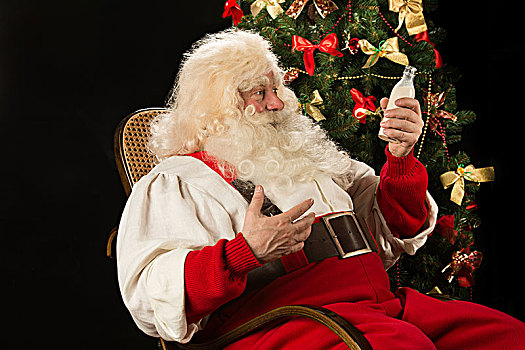 高兴,圣诞老人,喝,牛奶,玻璃瓶,圣诞树,在家