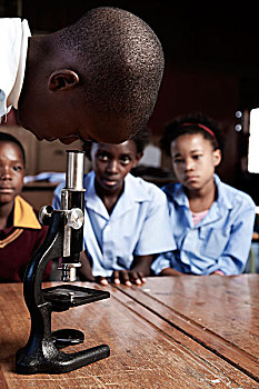 非洲男,学生,看起来,成,显微镜,而,其他的,手表
