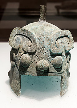 中国河南省安阳殷墟遗址商代出土文物铜盔