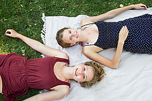 俯视,头像,两个,少女,躺着,野餐毯,公园