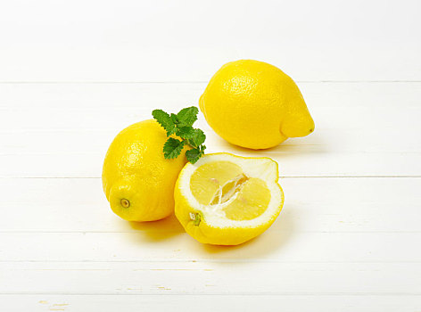 两个,一半,柠檬