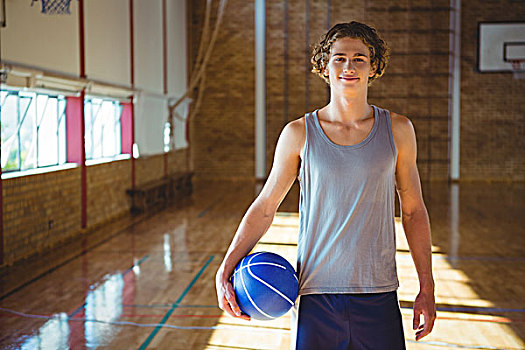 头像,微笑,男青年,篮球,站立,球场,实木地板