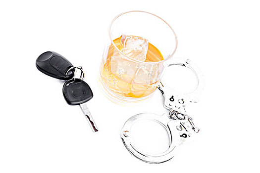 大玻璃杯,玻璃杯,威士忌,车钥匙,手铐,白色背景