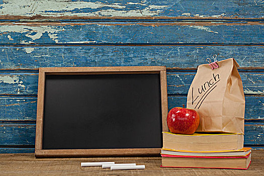 粉笔,苹果,午餐,包,书本,蓝色,木质背景