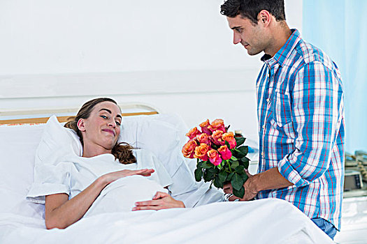 男人,给,花,孕妇,医院,卧,床上