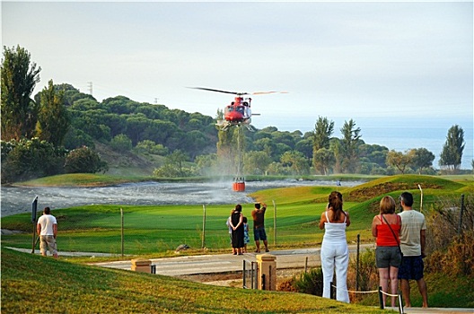 直升飞机,收集,水,消防,高尔夫球场,湖,西班牙