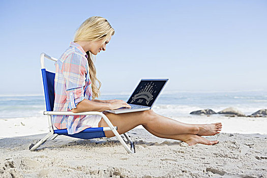 坐,女人,海滩,笔记本电脑