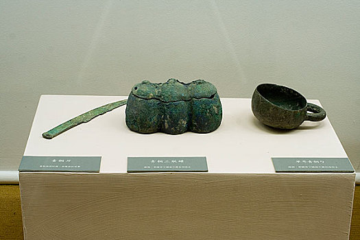 内蒙古博物馆陈列战国青铜刀,三联罐,单耳勺