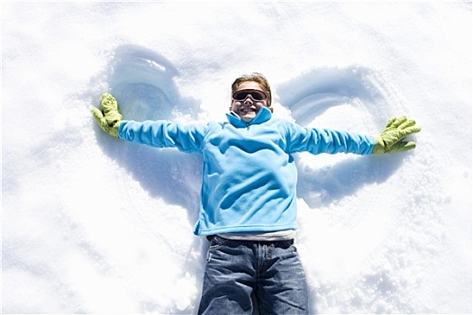 男孩,7-9岁,卧,雪中,制作,天使之翼,微笑,俯视