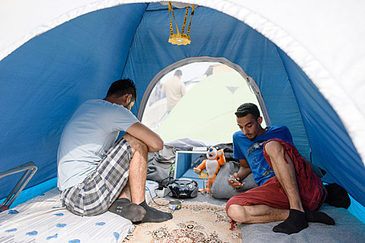 两个,年轻,男人,帐蓬,难民,露营,希腊,边远地区,马其顿,四月