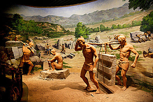 西安秦兵马俑博物馆内展示的修建秦始皇陵时的采石场场景劳工人群复原塑像