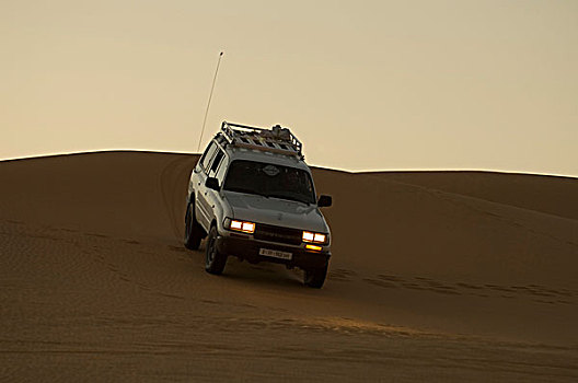 运动型多功能车,沙子,沙丘,黃昏,奥巴里,撒哈拉沙漠,费赞,利比亚,北非