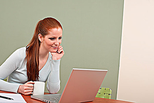 长,红发,女人,工作,办公室,笔记本电脑,坐,桌子,拿着,咖啡杯
