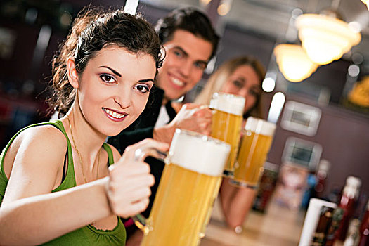 群体,三个,朋友,酒吧,喝,啤酒,聚焦,美女,正面,指向,玻璃杯