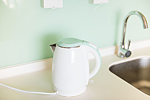 白色的电热水壶在厨房台面上