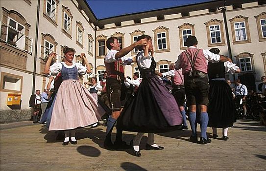 房子,民族舞,阿尔斯村姑装,夏天,连衣裙,传统,女人,男人,萨尔茨堡,奥地利,欧洲