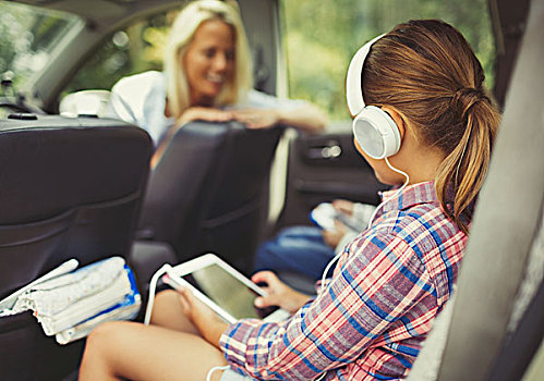 女孩,耳机,数码,看,录像,后座,汽车