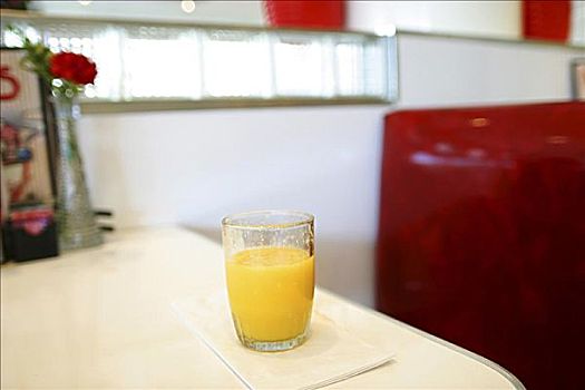 特写,玻璃杯,橙汁,桌子
