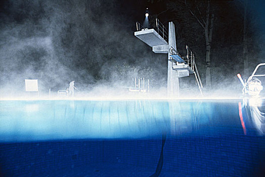 游泳池,户外泳池,跳跃,塔,水下呼吸管,特写,夜晚