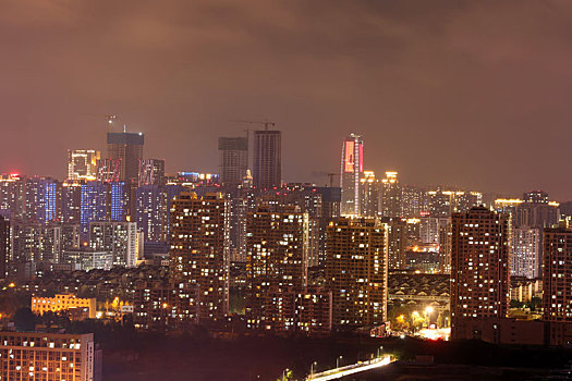 山东省日照市,暴雨突袭,马路秒变停车场,有人堵在路上2个小时