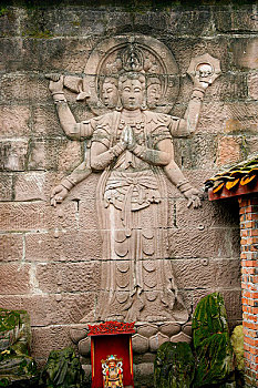 重庆壁山文庙大成殿石墙上雕刻的千手观音佛像