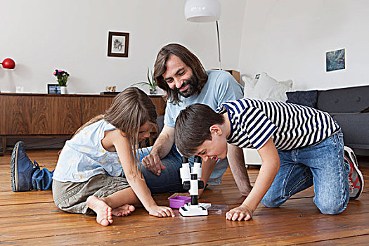 幸福之家,看,男孩,显微镜,实木地板