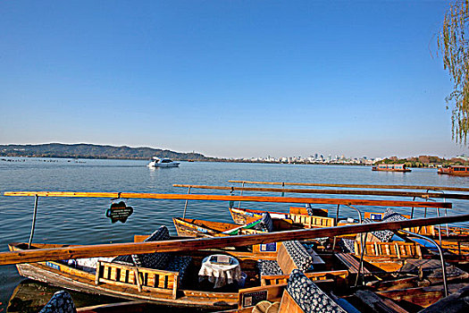 杭州西湖上的摇撸船