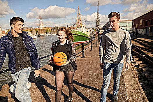 三个,朋友,走,旁侧,河,美女,篮球,布里斯托尔,英国