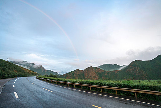 下过雨的山路