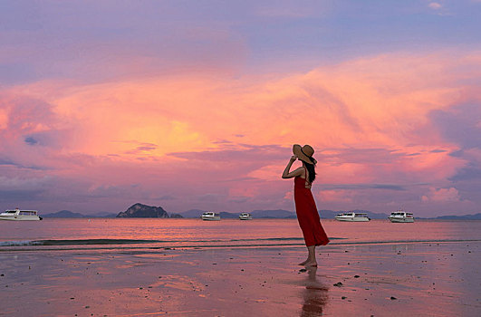 海边女人拍摄地图片