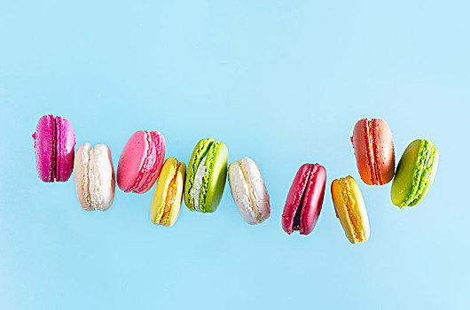 蛋白杏仁饼干,饼干,粉色,种类,落下,蓝色背景,背景