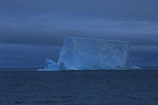 南极半岛巨大浮冰