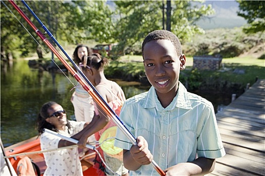 家庭,站立,摩托艇,聚焦,男孩,8-10岁,湖,码头,拿着,鱼竿,微笑,头像
