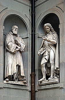 意大利佛罗伦萨老城中乌费兹美术馆建筑外立柱上设置的雕塑