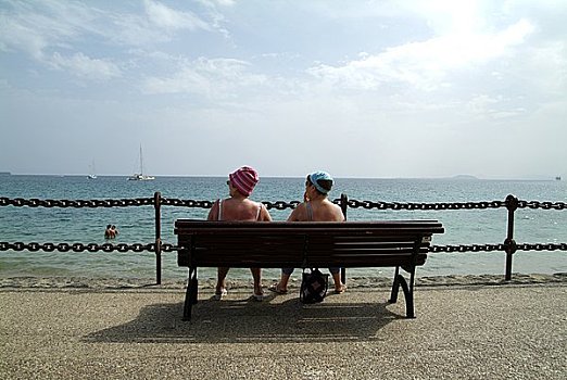 两个,女性,游客,坐,堤岸,普拉亚布兰卡,兰索罗特岛,西班牙,欧洲