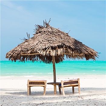 两个,折叠躺椅,伞,热带沙滩