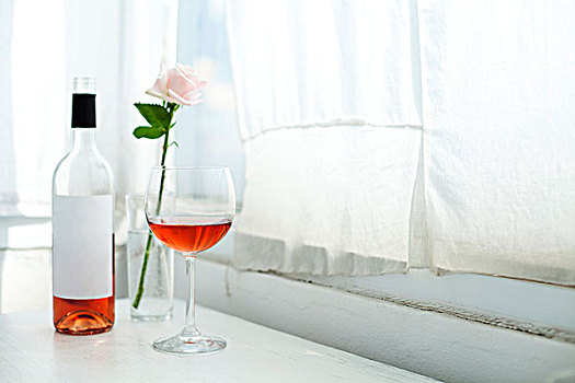 特写,红酒瓶,葡萄酒杯,花
