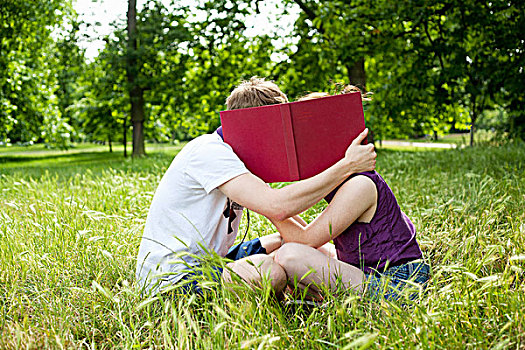 青少年,隐藏,后面,书本,公园