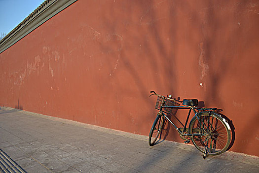 城墙下的自行车