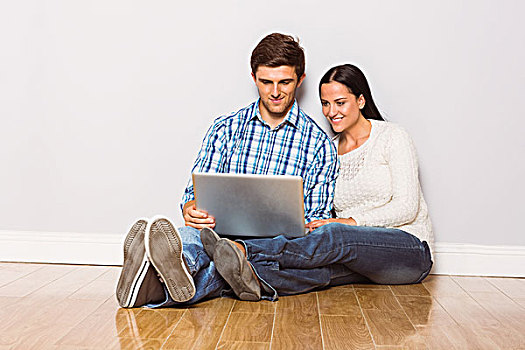 年轻,情侣,坐在地板上,笔记本电脑