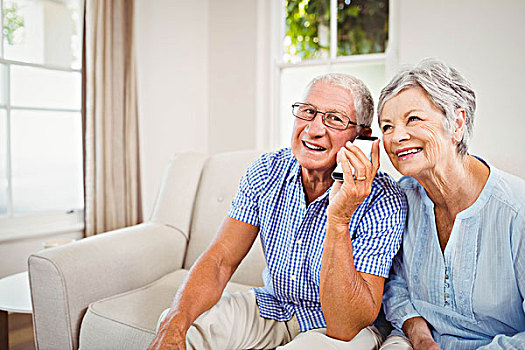 老年,夫妻,交谈,手机,微笑