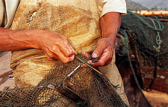 渔民在织网